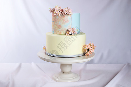 以糕点风格装饰的婚礼蛋糕图片