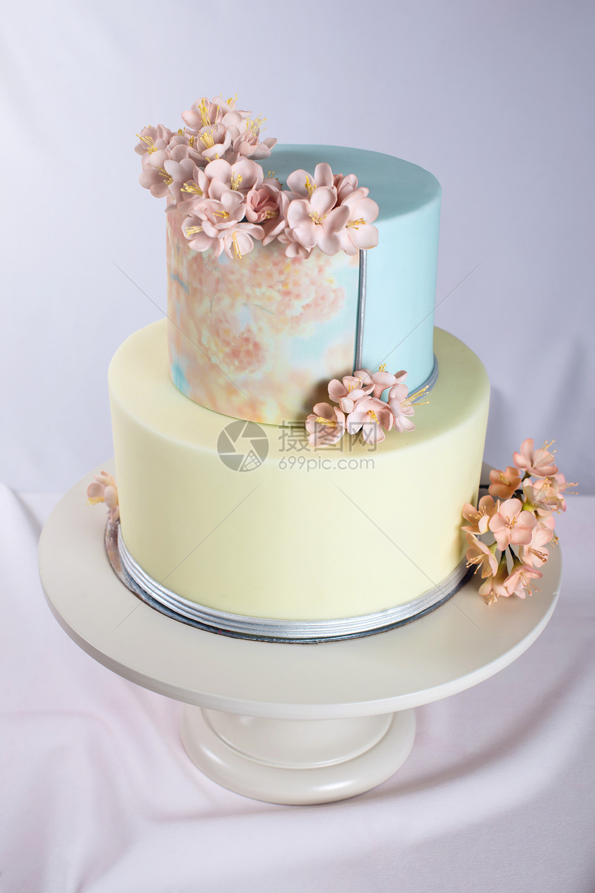以糕点风格装饰的婚礼蛋糕图片