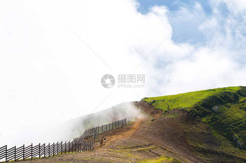 山景山里的夏天人们在高海拔山区骑马景观索契俄罗斯图片