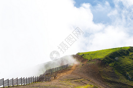 山景山里的夏天人们在高海拔山区骑马景观索契俄罗斯图片