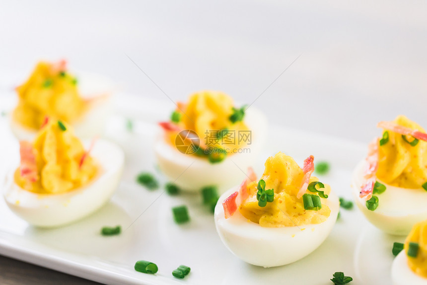 白盘上的洋葱芥末蛋图片