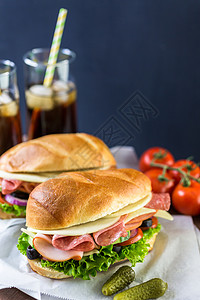 三明治和新鲜蔬菜午餐肉和芝图片