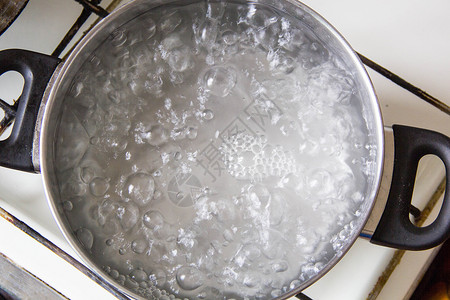 炉子上装满开水的锅图片