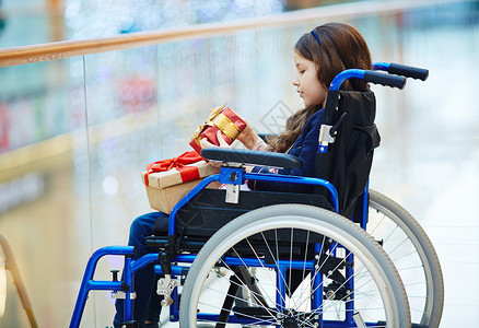残疾儿童在轮椅上的侧图片