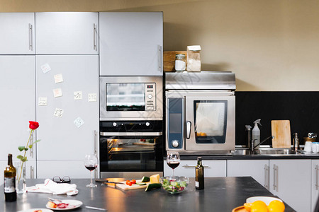有家电和食物的空厨房背景图片