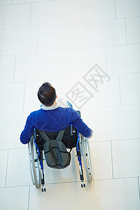 轮椅上残疾男图片