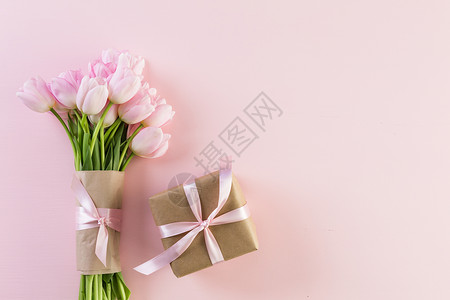 粉红色背景上的粉红色郁金香花束背景图片