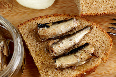 鲱鱼罐头食品在玻璃罐中的油图片