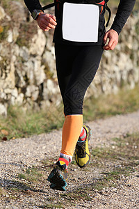 穿着运动服装和舒适的运动鞋在慢跑锻图片