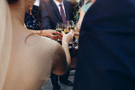 新婚娘和新郎在餐馆的婚礼招待会上与朋友和家人一图片