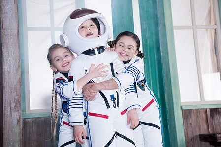 穿着宇航员服装的孩子图片