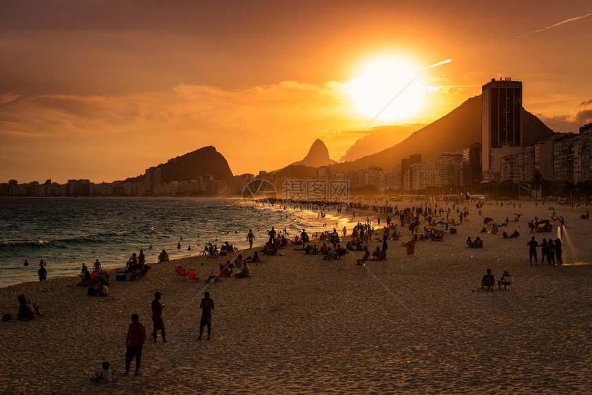 Copacabana海滩的日落景图片