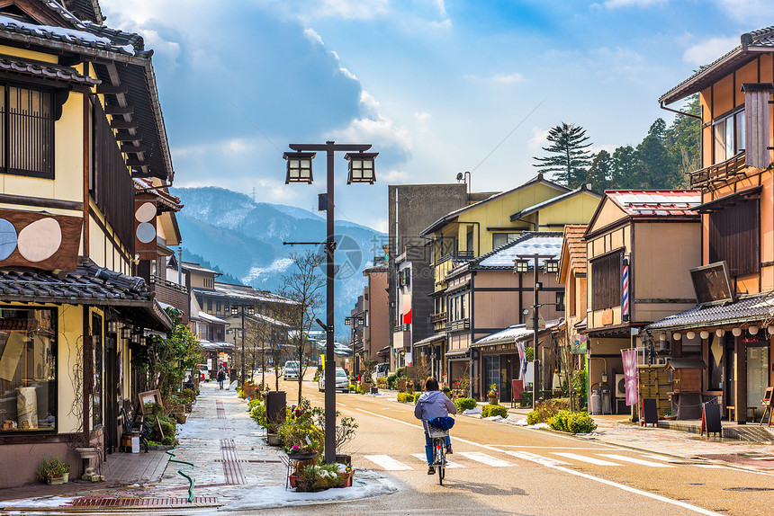 日本温泉度假胜地城市街道现场的Yamanaka图片