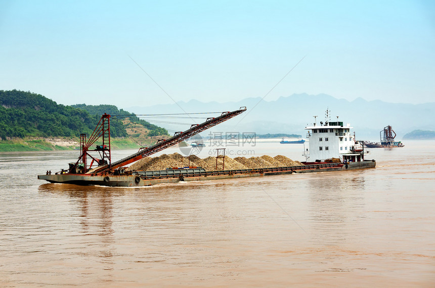 大河中挖泥船重庆中华三峡图片