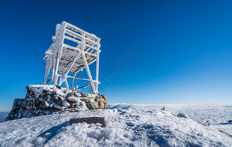 覆盖在波兰KarkonoszeSzrenica山顶的冰冻和冰天图片