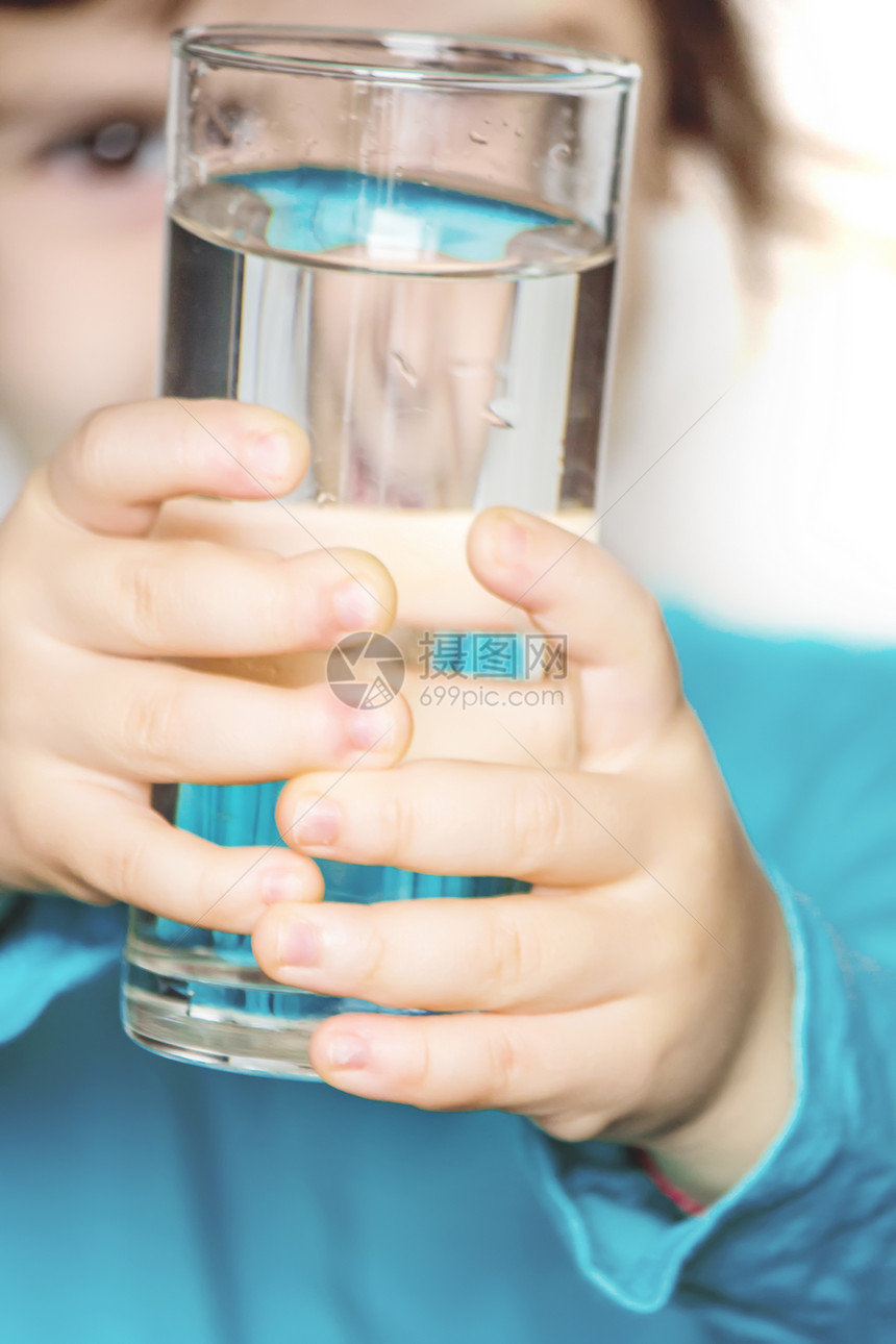 儿童手上握着一杯水有图片