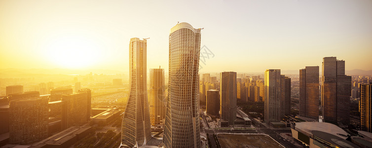 日出时杭州新城中的现代建筑图片