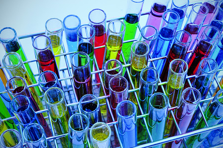 在实验室里用不同颜色的液体图片