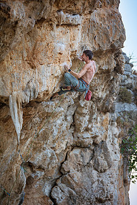 男攀岩者在悬崖上挑战图片