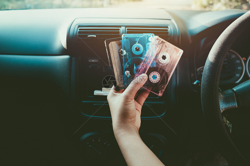女手持磁带在汽车里驾驶听音乐古图片