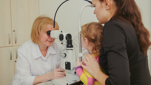 女观察家检查对小女孩的视力儿图片