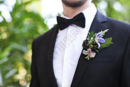 温柔的新郎胸花与玫瑰和珠子背景图片