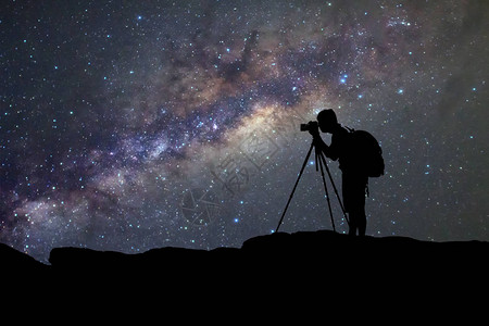 男子摄影剪在泰国黑夜拍摄银河系照片图片