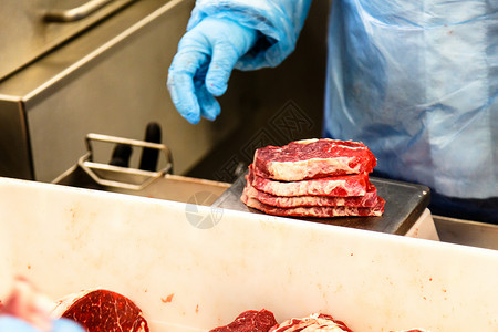 肉类加工厂牛肉切成牛排图片