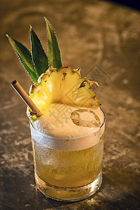 菠萝芒果热带朗姆酒在酒吧里图片