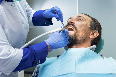 牙医工作女与病人图片