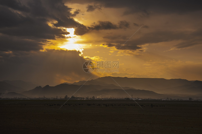 在山风景的雄伟日落戏剧天空云阿塞拜疆图片