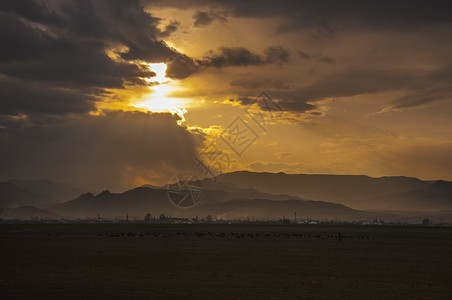 热巴在山风景的雄伟日落戏剧天空云阿塞拜疆背景