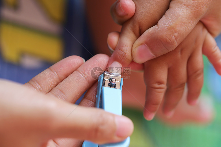 蓝指甲剪刀指甲被母图片