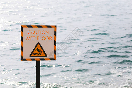 在海边区域贴有警示标志的注意湿底图片