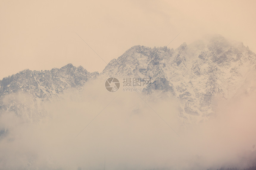 高雪山上的美丽景色图片