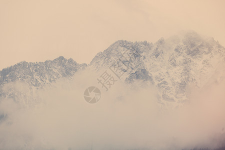 高雪山上的美丽景色图片