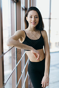 在健身房练习瑜伽的健身女孩图片