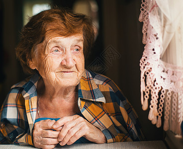 一位老年妇女正图片