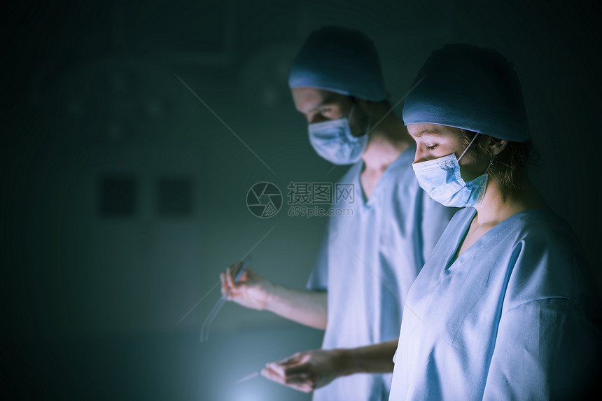 外科医生正在医院给病人做手术图片