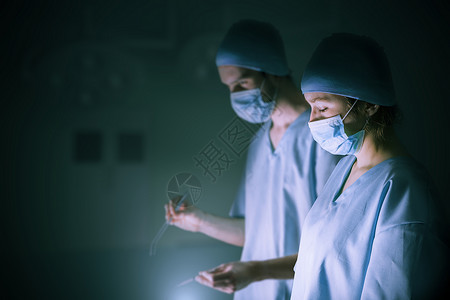 外科医生正在医院给病人做手术图片