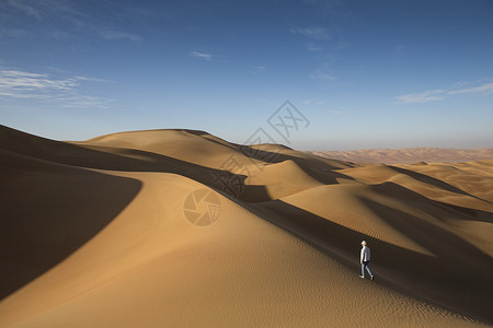 男人在沙漠中行走阿拉图片