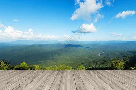 与地貌景观对比的木地板夏季山丘图片