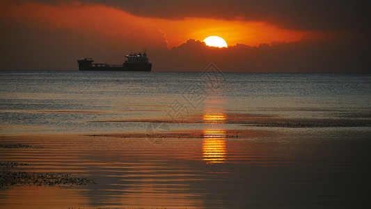 夕阳西下塞班岛加拉班钓鱼基地背景图片