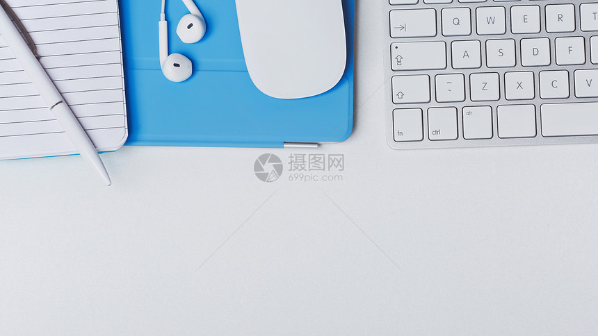 键盘耳机鼠标笔记本的顶端视图以图片