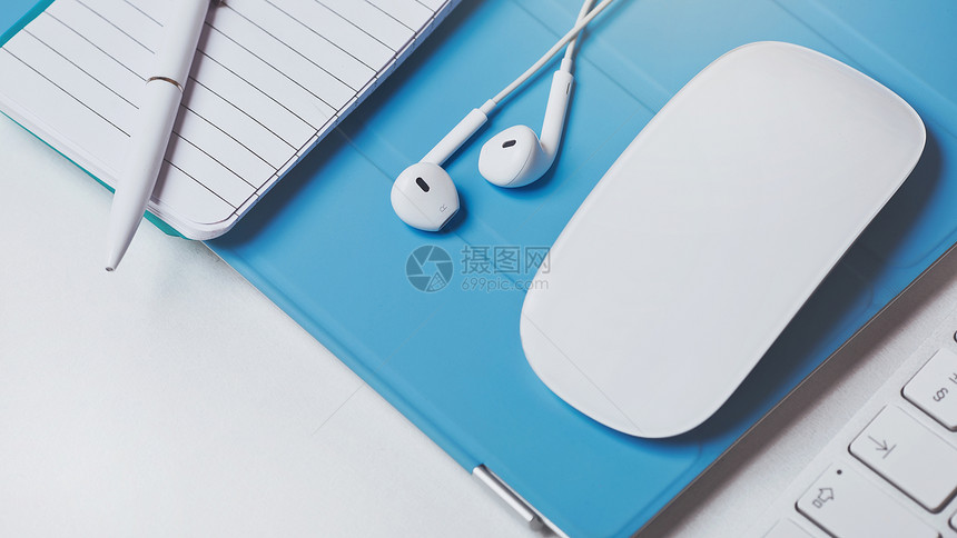 键盘耳机鼠标笔记板在白图片