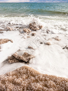 前往中东约旦王国冬季死海沿岸的结晶盐片图片
