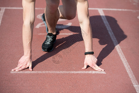 男跑步者有肌肉手和腿的体育运动员图片