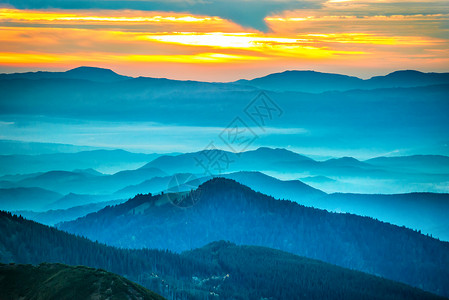 在山的日落蓝色山丘上的戏剧彩云图片