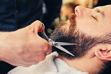 关闭一个人的理发师剪胡须的图像图片