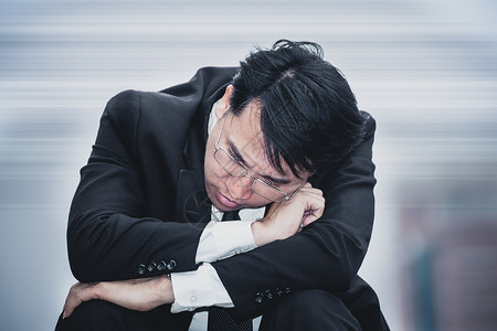 亚洲商人悲伤担心疲倦和头痛工作压力感觉不适财务问题和失业图片